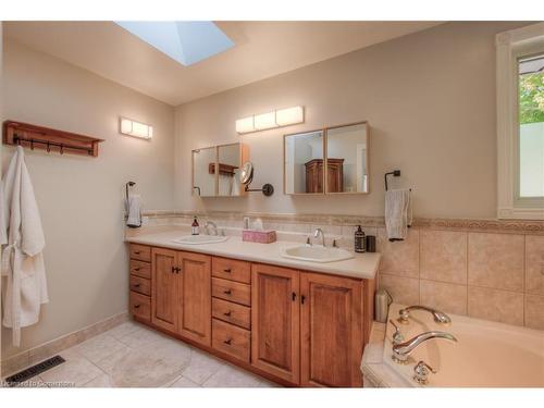 1095 Governors Road, Dundas, ON - Indoor Photo Showing Bathroom