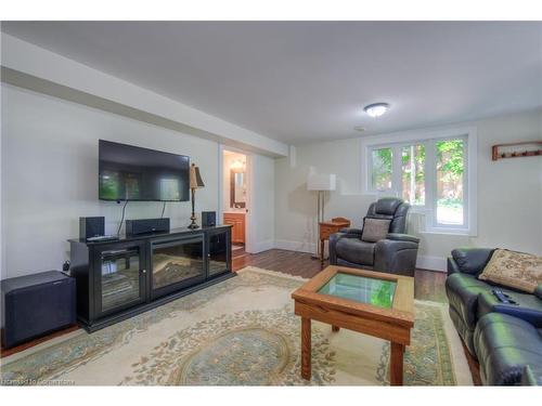 1095 Governors Road, Dundas, ON - Indoor Photo Showing Living Room