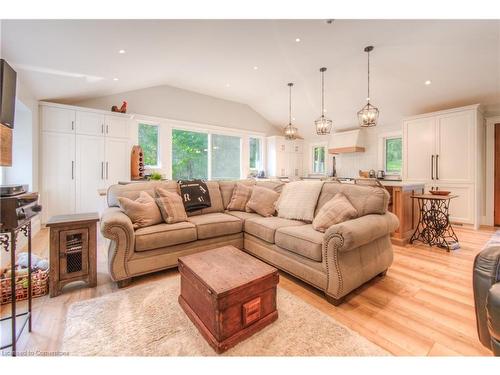 1095 Governors Road, Dundas, ON - Indoor Photo Showing Living Room