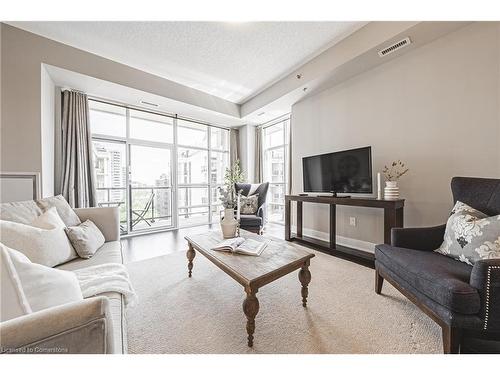 802-90 Charlton Avenue W, Hamilton, ON - Indoor Photo Showing Living Room