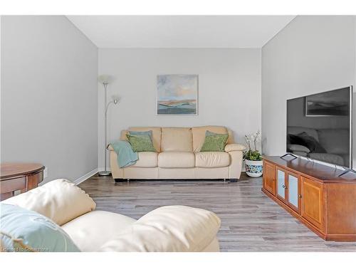 16 Hunters Court, Fonthill, ON - Indoor Photo Showing Living Room