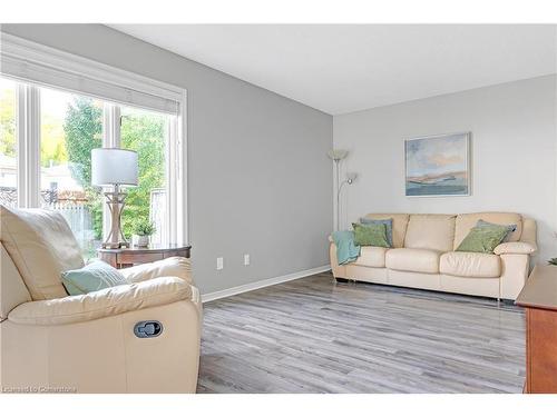 16 Hunters Court, Fonthill, ON - Indoor Photo Showing Living Room