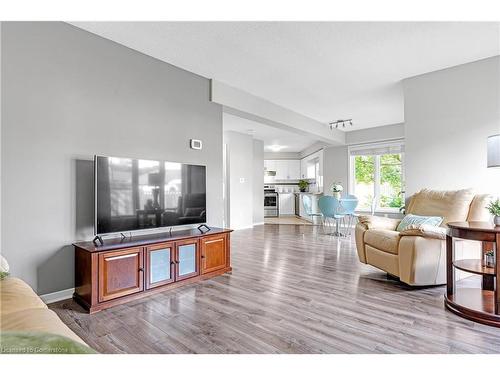 16 Hunters Court, Fonthill, ON - Indoor Photo Showing Living Room