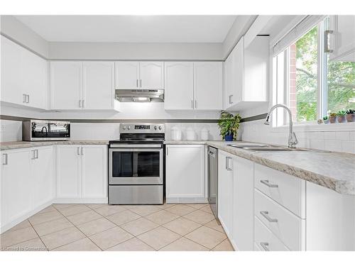 16 Hunters Court, Fonthill, ON - Indoor Photo Showing Kitchen