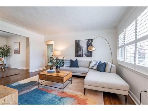 198 West 32Nd Street, Hamilton, ON - Indoor Photo Showing Living Room