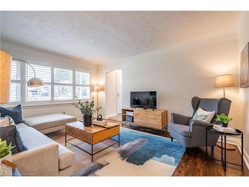 198 West 32Nd Street, Hamilton, ON - Indoor Photo Showing Living Room