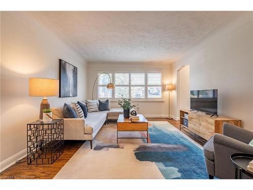 198 West 32Nd Street, Hamilton, ON - Indoor Photo Showing Living Room