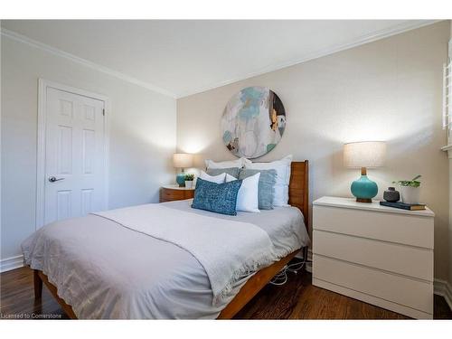 198 West 32Nd Street, Hamilton, ON - Indoor Photo Showing Bedroom