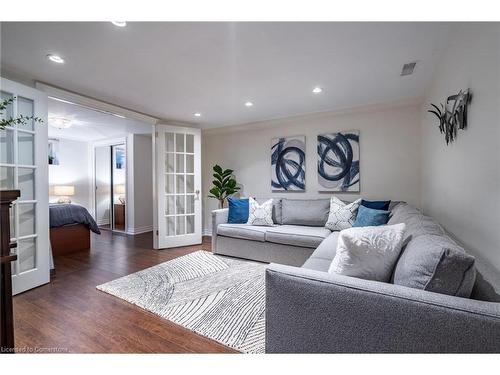 198 West 32Nd Street, Hamilton, ON - Indoor Photo Showing Living Room