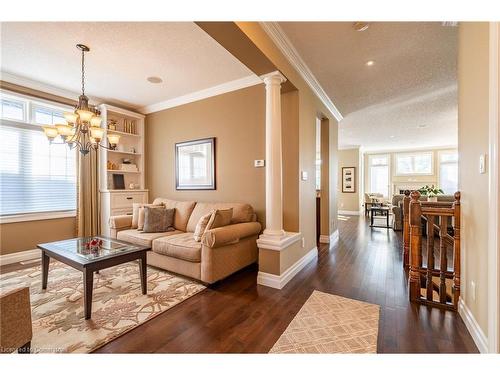 24-875 University Avenue E, Waterloo, ON - Indoor Photo Showing Living Room