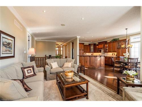 24-875 University Avenue E, Waterloo, ON - Indoor Photo Showing Living Room