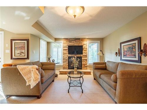 24-875 University Avenue E, Waterloo, ON - Indoor Photo Showing Living Room