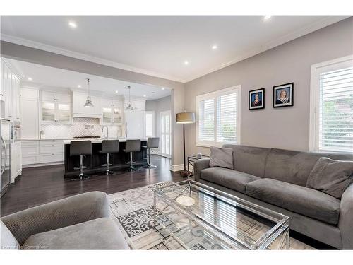 2107 Nightingale Way, Oakville, ON - Indoor Photo Showing Living Room