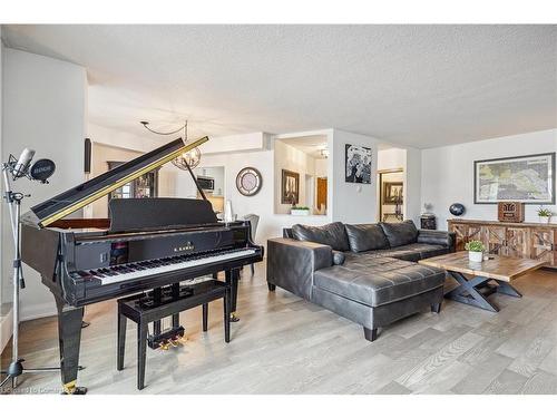 908-5250 Lakeshore Road, Burlington, ON - Indoor Photo Showing Living Room