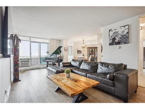 908-5250 Lakeshore Road, Burlington, ON - Indoor Photo Showing Living Room