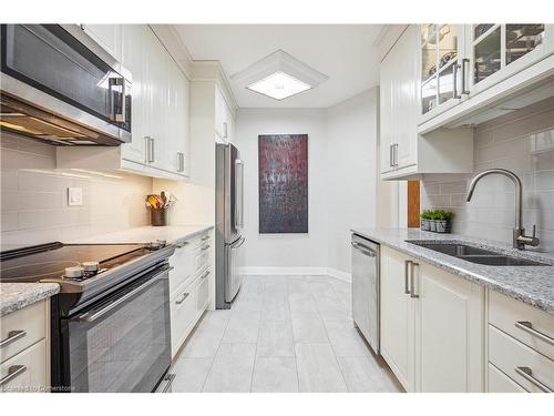 908-5250 Lakeshore Road, Burlington, ON - Indoor Photo Showing Kitchen With Double Sink With Upgraded Kitchen