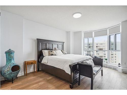 908-5250 Lakeshore Road, Burlington, ON - Indoor Photo Showing Bedroom