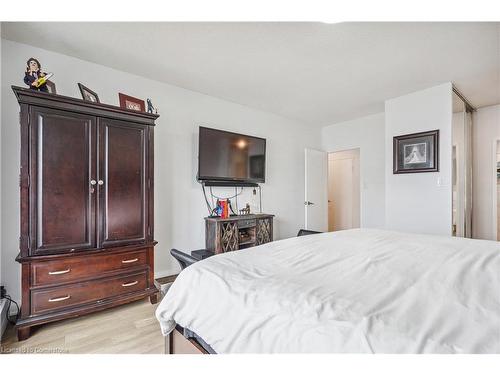 908-5250 Lakeshore Road, Burlington, ON - Indoor Photo Showing Bedroom