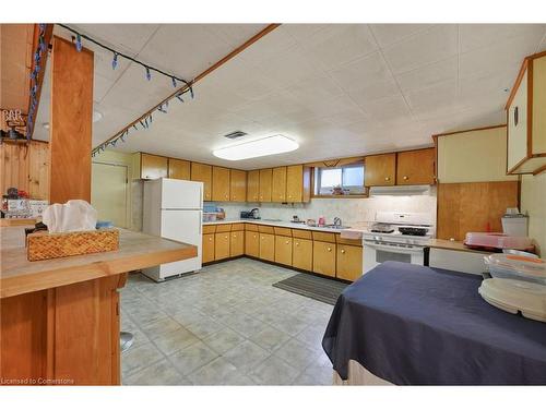 929 Upper Ottawa Street, Hamilton, ON - Indoor Photo Showing Kitchen