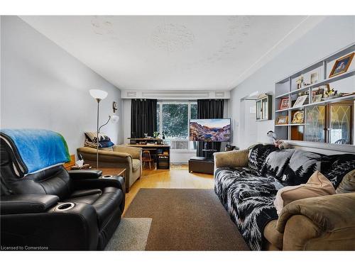 929 Upper Ottawa Street, Hamilton, ON - Indoor Photo Showing Living Room