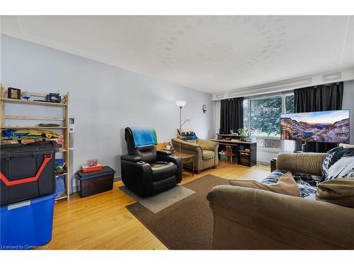 929 Upper Ottawa Street, Hamilton, ON - Indoor Photo Showing Living Room