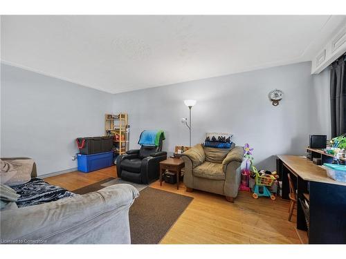 929 Upper Ottawa Street, Hamilton, ON - Indoor Photo Showing Living Room