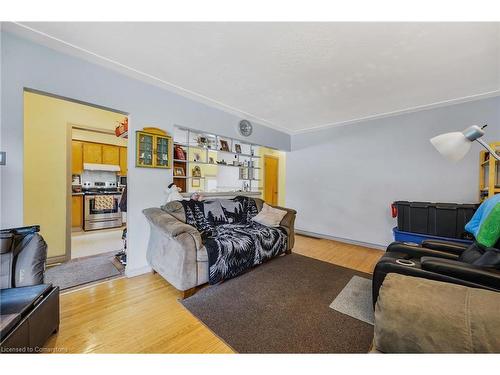 929 Upper Ottawa Street, Hamilton, ON - Indoor Photo Showing Living Room