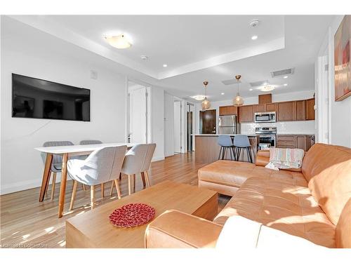 820-118 King Street E, Hamilton, ON - Indoor Photo Showing Living Room