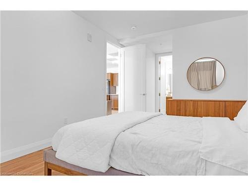 820-118 King Street E, Hamilton, ON - Indoor Photo Showing Bedroom