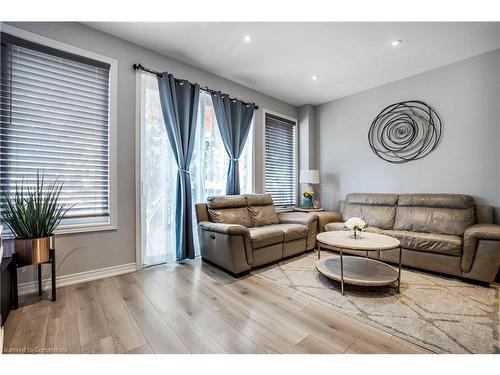 607 Knox Avenue, Hamilton, ON - Indoor Photo Showing Living Room