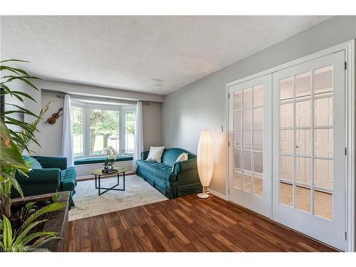 2010 Keller Court, Burlington, ON - Indoor Photo Showing Living Room