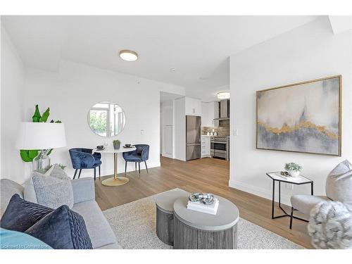 501-500 Brock Avenue, Burlington, ON - Indoor Photo Showing Living Room