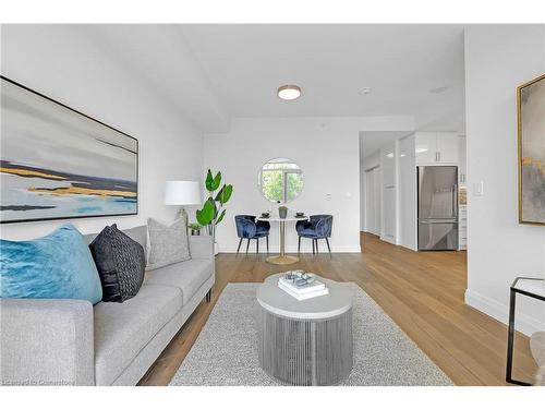 501-500 Brock Avenue, Burlington, ON - Indoor Photo Showing Living Room