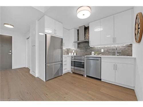 501-500 Brock Avenue, Burlington, ON - Indoor Photo Showing Kitchen With Upgraded Kitchen