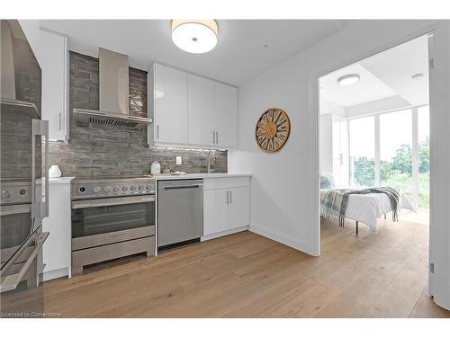 501-500 Brock Avenue, Burlington, ON - Indoor Photo Showing Kitchen With Upgraded Kitchen