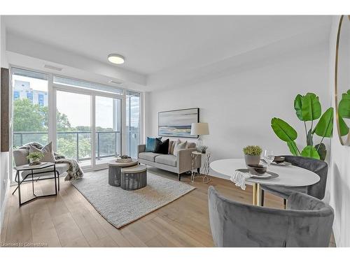 501-500 Brock Avenue, Burlington, ON - Indoor Photo Showing Living Room