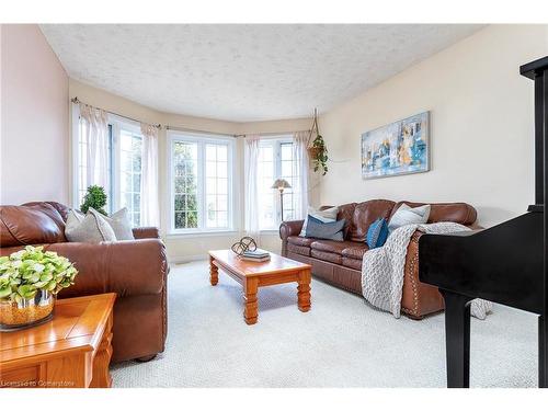 817 Woodside Court, Fort Erie, ON - Indoor Photo Showing Living Room