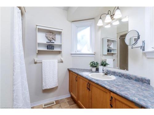 817 Woodside Court, Fort Erie, ON - Indoor Photo Showing Bathroom