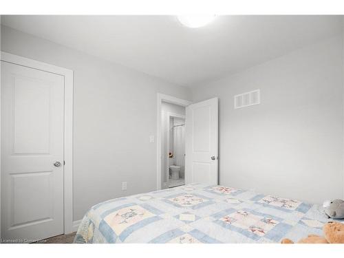 14 Lakeview Avenue, Grimsby, ON - Indoor Photo Showing Bedroom