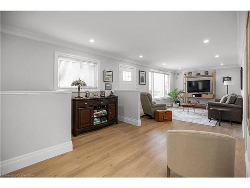 14 Lakeview Avenue, Grimsby, ON - Indoor Photo Showing Living Room