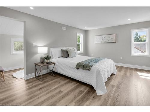 356 Aqueduct Street, Welland, ON - Indoor Photo Showing Bedroom