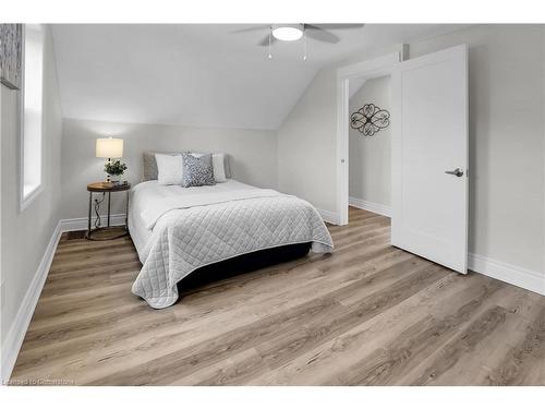 356 Aqueduct Street, Welland, ON - Indoor Photo Showing Bedroom