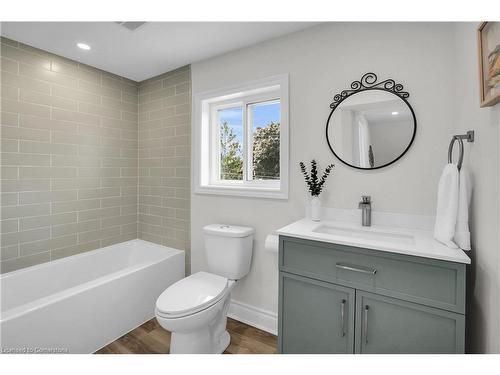 356 Aqueduct Street, Welland, ON - Indoor Photo Showing Bathroom