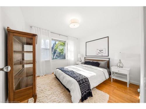 1807 Christopher Road, Mississauga, ON - Indoor Photo Showing Bedroom