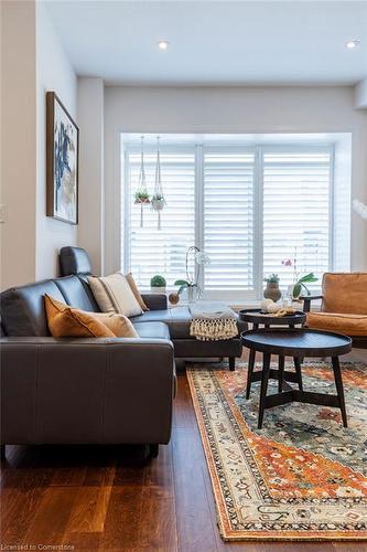 125-30 Times Square Boulevard Boulevard, Stoney Creek, ON - Indoor Photo Showing Living Room