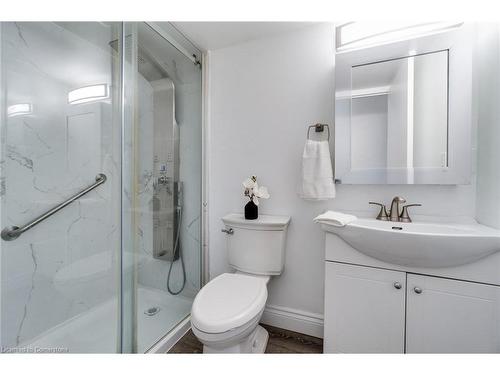 109-700 Dynes Road, Burlington, ON - Indoor Photo Showing Bathroom