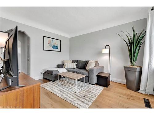 430 Brunswick Street, Hamilton, ON - Indoor Photo Showing Living Room