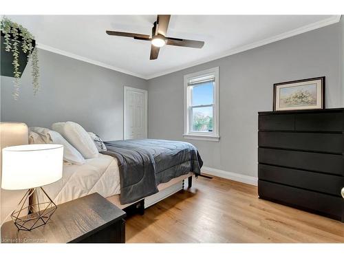 430 Brunswick Street, Hamilton, ON - Indoor Photo Showing Bedroom