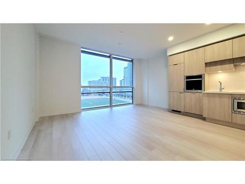 411-39 Roehampton Avenue, Toronto, ON - Indoor Photo Showing Kitchen