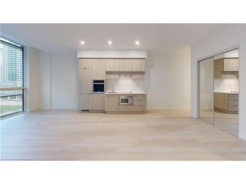 411-39 Roehampton Avenue, Toronto, ON - Indoor Photo Showing Kitchen